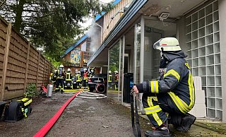 Bei dem Wohnungsbrand an der Uhlenflucht wurden vier Hausbewohner verletzt. Ein 82-jähriger Bewohner starb später im Krankenhaus. - Charlotte Mahncke