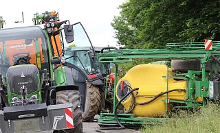 Bei dem Unfall am Löhner Hillpark waren 50 Einsatzkräfte der Feuerwehr beteiligt. - Claus Frickemeier
