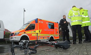 Ein 49-jähriger Radsportler ist am Sonntagmittag gegen einen Transporter gekracht und hat sich dabei schwer verletzt. - Ulf Hanke