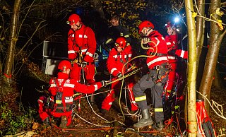 Höhenretter der Feuerwehr Espelkamp haben in dem verlassenen Schacht nach dem Leichnam gesucht - und eine Plastikplane mit Sand und Wasser gefunden. - Feuerwehr Porta/ Michael Horst
