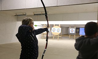 Julia Holthaus zielt ins Gold der Zielauflage. - Anthea Moschner