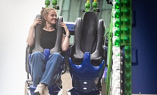 Charlotte Förster hat die Hauptattraktionen auf dem Bielefelder Leinewebermarkt 2024 getestet. - Mike-Dennis Müller / www.mdm.photo