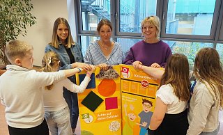 Diese vier „Helden“ tragen ihre „Trau-dich-Armbänder“ mit Stolz und sie haben Vertrauen zur Schulleitung. Jana Wieners (v. l.), Patricia Arendes-Meyn und Anika Dingemans freut’s. Foto: Josef Köhne - Josef Köhne
