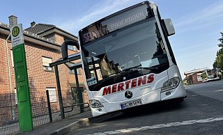 Umstieg in Hövelhof: Direkt neben dem Bahnhof (r.) halten die Busse des Schienenersatzverkehrs. - Jens Reddeker