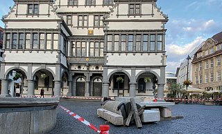 Die Übung der Hilfsorganisationen vor dem Rathaus soll zeigen, wie sie Hand in Hand im Katastrophenfall arbeiten. - Stadt Paderborn / Miriam Brune