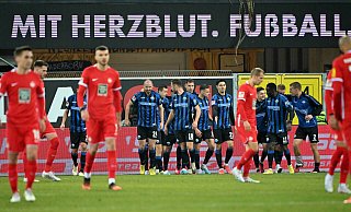 Jannis Heuer (Nr. 24, im Hintergrund) hat per Freistoß das 1:0 für Paderborn erzielt. Kaiserslautern findet keine Antwort mehr. Und der SCP feiert den vierten Sieg in Serie. - Imago Images