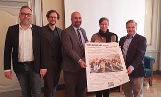 Stellten die Umfrage bei einem Pressetermin vor (v.l.): Beigeordneter für Bildung, Jugend und Soziales Patrick Puls, Norman Dürkopp (Stabstelle Sozialplanung), Cemalettin Özer (Interkulturelle Organisations- und Personalberatung Bielefeld), Kerstin Fiebig (Koordinierungsstelle Integration) und Bürgermeister Tim Kähler. - Alina Rullkötter