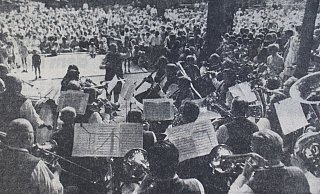 Volles Haus: Mehr als 1.000 Besucher waren 1971 zum Kurkonzert im Naturpark Randringhausen gepilgert, um den Düsseldorfer Mädchenchor, den MGV 1898 Stift Quernheim und die Dorfkapelle Oberbauerschaft zu hören. - NW