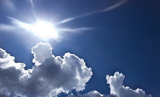 Am Wochenende sind vereinzelt Wolken am Himmel. Die Sonne setzt sich meistens durch. - Symbolbild Pixabay