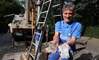 Brunnenbauer Tom Meybert im Sommer 2019 mit einigen Brocken der Salz- und Gipskristalle, die die Rohrleitung im Alexander-von-Humboldt-Sprudel verstopft haben. - Jörg Stuke