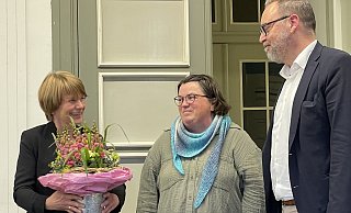 Mit einem Blumenstrauß verabschiedeten die Vorsitzende des Schulausschusses, Dana Kuntemeier-Wolff (Mitte), und Beigeordneter Patrick Puls Gudrun Horst de Cuestas "aus der Herforder Schullandschaft". - Natalie Gottwald