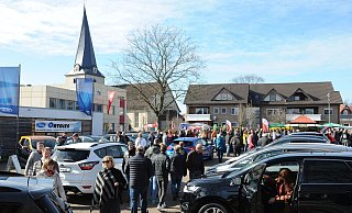 Tausende Gäste bummelten im März 2019 bei der Automesse durch Rahden und informierten sich dabei auch über die neuen automobilen Trends. In den beiden Folgejahren fiel die Messe aus und auch dieses Jahr ist sie abgesagt. - Joern Spreen-Ledebur