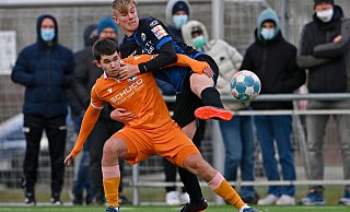 Arminias Nikolas Korniyenko (vorn) traf beim 2:1-Testspielsieg gegen Bochum für die U 19 des DSC. Foto: Thomas F. Starke - Thomas F. Starke