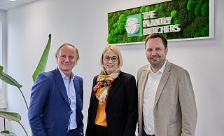 Hans-Ewald Reinert (l.) und TPB-Geschäftsführer Sven Wieken - hier bei der Eröffnung des Stammsitzes in Osnabrück mit Oberbürgermeisterin Katharina Pötter. - impact Agentur für Kommunikation GmbH