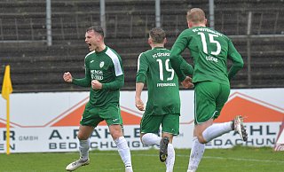 Janik Steringer (l.) hat das 1:0 erzielt. Freiberger und Lücke eilen zum gratulieren herbei. - Jens Dünhölter
