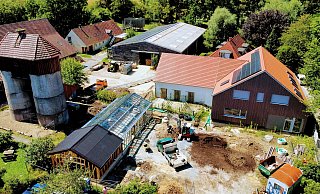 Das „Grüne Klassenzimmer“ der Falken besteht aus dem geräumigen Neubau in Holzrahmenbauweise (rechts), der an einen bestehenden Stall angebaut worden ist. Doch es hat sich noch mehr verändert. - Eike J. Horstmann