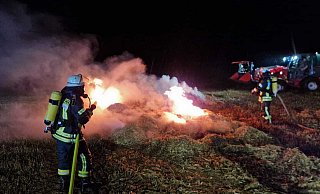 Die Feuerwehr löscht die brennenden Strohballen. - Feuerwehr