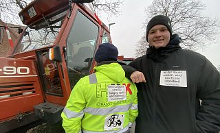 Die Bad Oeynhausener Sven Walter (l.) und Hardy Lewin haben auch sich selbst mit Protestaufklebern versehen. - Nicole Sielermann