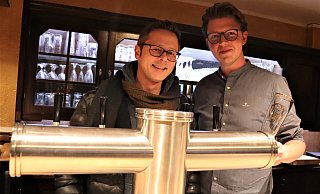 Christoph (l.) und Jan Nobbe hinterm Zapfhahn im altehrwürdigen "Myer Zwo". Ab Samstag werden die Gläser hier endlich wieder mit Bier befüllt. - Meiko Haselhorst