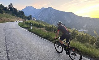 Aus dem Sattel und dem Sonnenaufgang entgegen: So manche Momente kann Peter Brucksch unterwegs genießen. - Erik Schröder