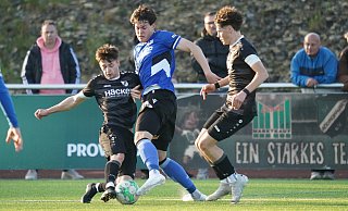 Arminias Niklas Burlage wird von zwei Rödinghausern attackiert. - Yvonne Gottschlich