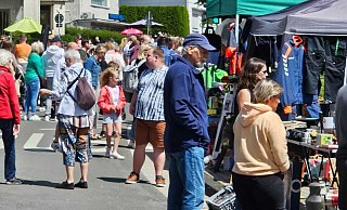 Auf dem Flohmarkt suchten viele Besucher nach Schnäppchen. - Alexandra Stratmeier