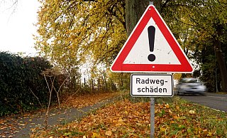 Die Situation für Radfahrer soll in Rödinghausen verbessert werden. Der Radweg an der Kilverstraße ist in keinem guten Zustand, darauf weist ein Schild hin. - Niklas Krämer