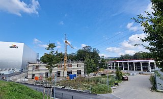 Der Bau der neuen Mechanischen Werkstatt (r.) im Südosten des Werksgeländes von Storck ist sichtbar fortgeschritten. - Uwe Pollmeier