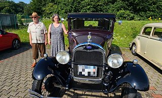 Werner und Monika Klaas aus Lemgo genießen mit dem Ford „Modell A“ von 1928 ihr „Saison-Hobby“. - Alexandra Stratmeier