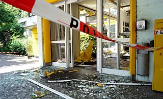 An der Postbank-Filiale in Bünde richten die Täter ein Feld der Verwüstung an. - Niklas Krämer