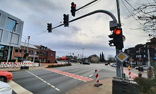 Provisorische Ampeln regeln derzeit den Verkehr an der Kreuzung am Ärztehaus in Ennigloh. - Niklas Krämer
