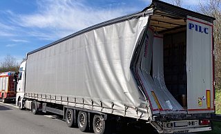 Ein Wohnmobil krachte auf der A2 in einen Lkw. - Feuerwehr Porta/Dominik Duensing