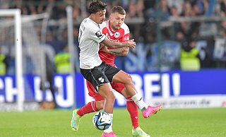 Arminia Bielefeld (hier Can Özkan, r., im Zweikampf mit Verls Oliver Batista Meier) bekommt aktuell zu viele Gegentore. - sport/presse/foto Jens Dünhölt