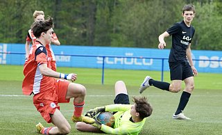 Arminias Daniel Richter (l.) scheitert hier am Torhüter des VfB Waltrop. Im Hintergrund schaut Danny Gross zu. - Peter Unger