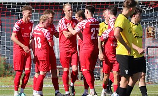 Die Rot-Weißen können jubeln: Kirchlengerns Akteure freuen sich über den Treffer von Lennard Wüllner (Mitte), der letztlich gegen den SuS Bad Westernkotten das Tor des Tages bedeutete. - N.Gessat
