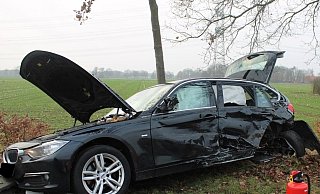 Bei einem Unfall in Stemwede wurden zwei Autos von der Fahrbahn geschleudert. Beide Fahrzeuge mussten abgeschleppt werden. - Polizei Minden-Lübbecke