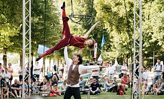 Nach einer pandemiebedingten Absage in 2020 verwandelt sich mit der „Performance" am 6. und 7. September 2021 der Barockgarten von Schloß Neuhaus endlich wieder in ein buntes Spektakel aus Artistik und Straßenkunst. - Stadt Paderborn/Thorsten Hennig