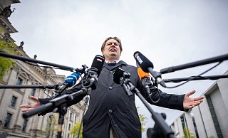 Maximilian Krah, AfD-Spitzenkandidat zur Europawahl, kommt zu einem Pressestatement nach dem Gespräch mit der AfD Fraktionsspitze. Ein Mitarbeiter von Krah steht unter dem Verdacht der Spionage für China. - Michael Kappeler/dpa