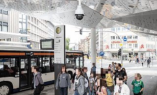 Beispiel aus der Nachbarstadt: Eine der Überwachungskameras an der Bushaltestelle des Bielefelder Jahnplatzes. Ähnlich würden möglicherweise auch die von der CDU geforderten Geräte in Herford aussehen. Foto: Jörg Dieckmann - © Jörg Dieckmann - www. dieckmann-fotodesign.de Beispiel aus der Nachbarstadt: Eine der Überwachungskameras an der Bushaltestelle des Bielefelder Jahnplatzes. Ähnlich würden möglicherweise auch die von der CDU geforderten Geräte in Herford aussehen. Foto: Jörg Dieckmann - © Jörg Dieckmann - www. dieckmann-fotodesign.de