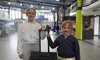 Für Maja und Marie geht es direkt zum Ferienstart in den Urlaub nach Mallorca. Günstig ist das aktuell nicht. - Felix Schwien