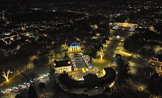 Auch aus der Luft ist das weihnachtliche Bad Oeynhausen sehenswert. Hier erstrahlen unten links die Fläche rund um Wandelhalle und Theater und oben rechts das altehrwürdige Kurhaus. - Thorsten Ulonska