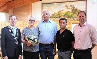 Bürgermeister Tobias Scherf (v. l.), Marlies und Heinz-Josef Bodemann sowie die beiden stellvertretenden Bürgermeister Toni Güthoff und Alexander Neumann. Im Hintergrund das Wandbild vom Calenberger Schloss. - Simone Flörke