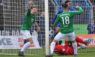 Güterslohs Kevin Freiberger weiß, dass sein Treffer zum 2:0 zählt, auch wenn die Gäste ein Foul an ihrem Keeper gesehen haben wollen. - Jens Dünhölter