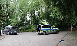 Links steht der Zivilbulli der Herforder Polizei, der dem Rollerfahrer folgte, daneben ein zweites Einsatzfahrzeug. - Claus Frickemeier