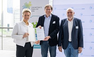 Verkehrsministerin des Landes Nordrhein-Westfalen Ina Brandes (v.l.), Michael Kriszan (Gemeinde Leopoldshöhe, Stabsstelle „Klimaschutz & Mobilität“), Theo Janzen (Leiter der Geschäftsstelle des Zukunftsnetz Mobilität NRW) bei der Urkundenübergabe als Abschluss des Lehrgangs „Kommunales Mobilitätsmanagement“. - Mark Hermenau