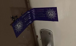 Das Siegel der Mordkommission auf der Wohnungstür des 33-Jährigen. - Jobst Lüdeking