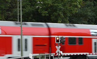 Die Person muss auf Höhe des Bahnübergangs Melle-Föckinghausen von einem Zug erfasst worden sein. - Symbolbild: Pixabay