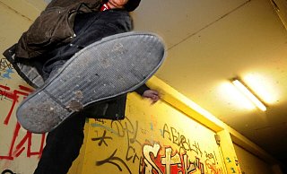 Schläge und Fußtritte setzte es für einen 60-jährigen Mann nach dem Verlassen der Stadtbahn. Das Motiv? völlig unklar. - Symbolfoto: Andreas Frücht