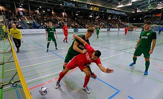 Im Finale 2019 setzte sich Dornberg (grüne Trikots) 2:0 gegen Fichte durch. Rund 3.000 Besucher sahen die Endrunde in der Seidensticker-Halle. - Andreas Zobe