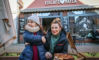Mayla und Mama Sibel Güler präsentieren den "San Sebastian"-Käsekuchen. - Sarah Jonek